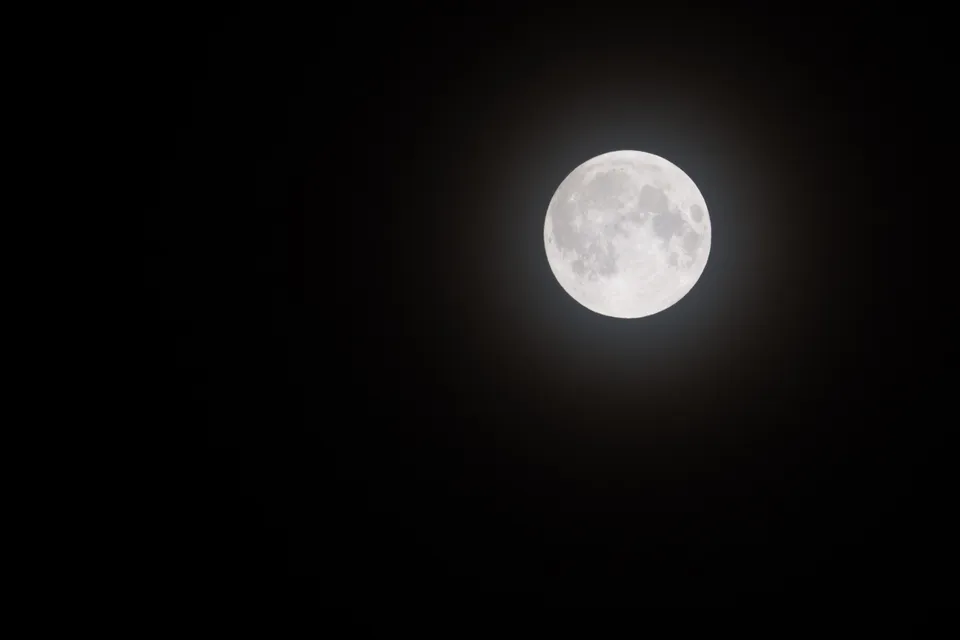 The Moon (92% Illumination): astrophotograph by Pete Lawrence
